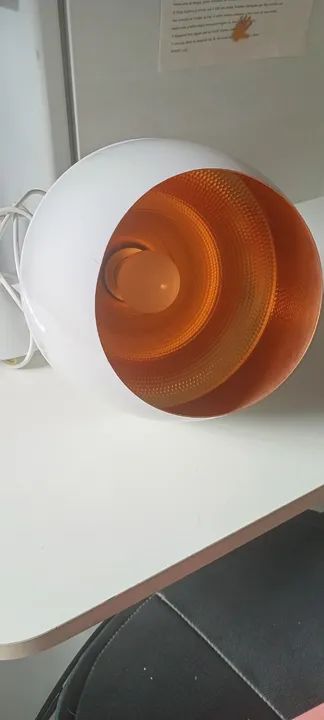 Luminária branca metal e detalhe em madeira