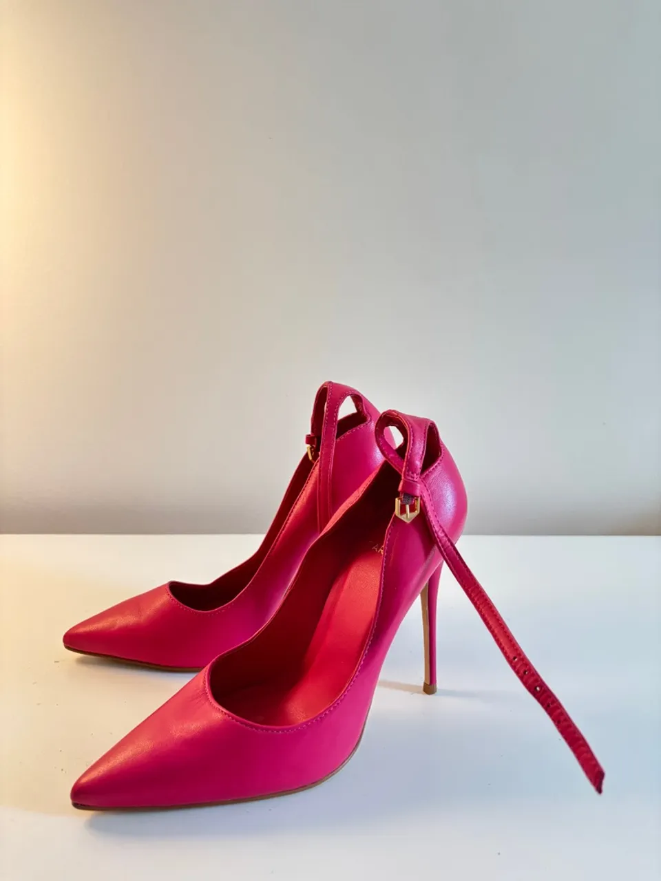 Scarpin Rosa com Tira no Tornozelo - Elegância em Cada Passo!