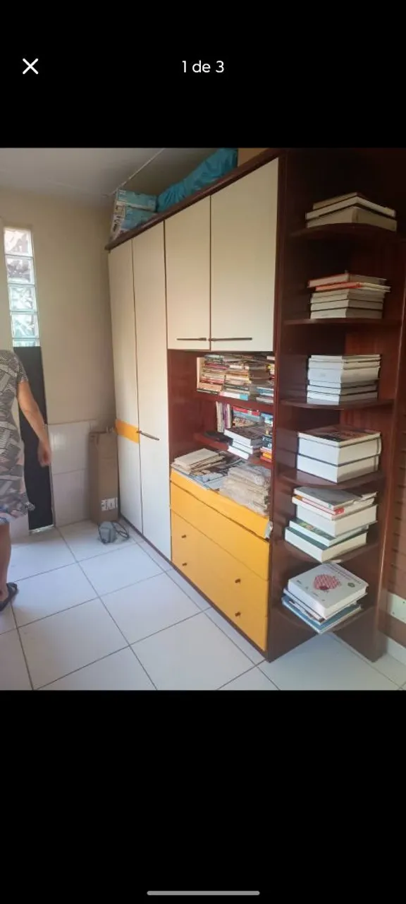 Guarda-roupa com prateleiras e gavetas