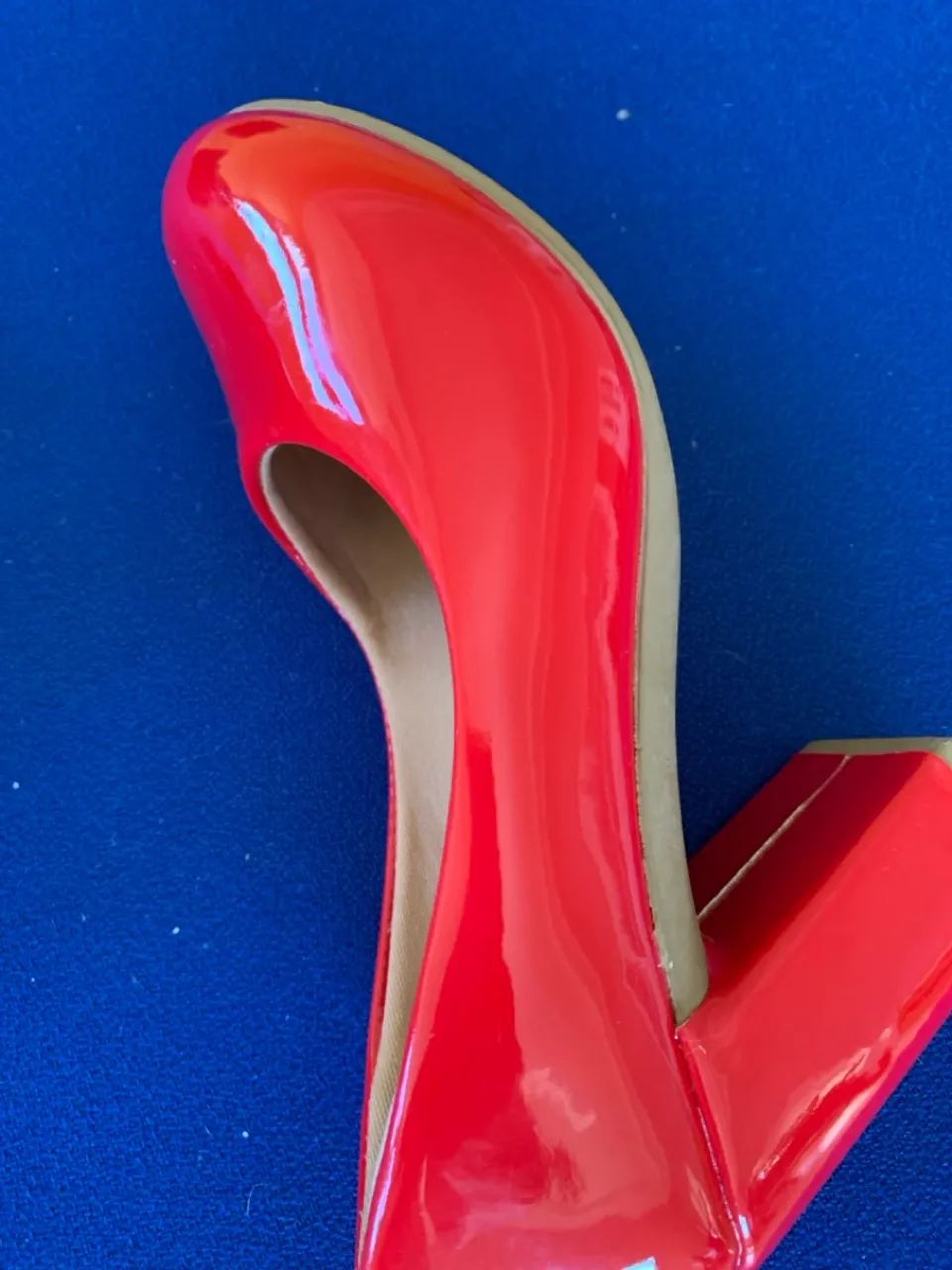 Sapato Vermelho de Salto Alto - Elegância e Estilo