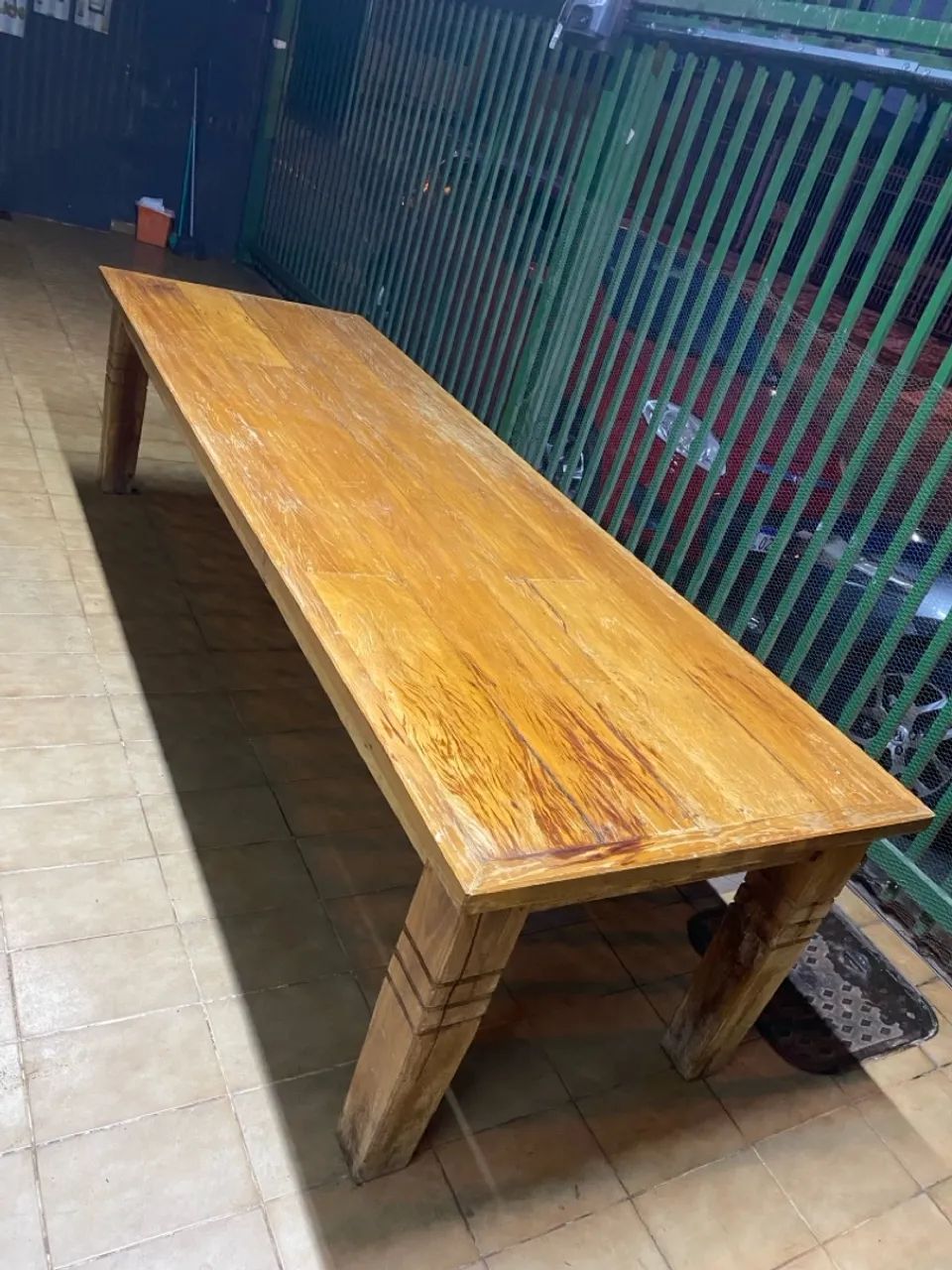 Mesa de madeira com 12 cadeiras 