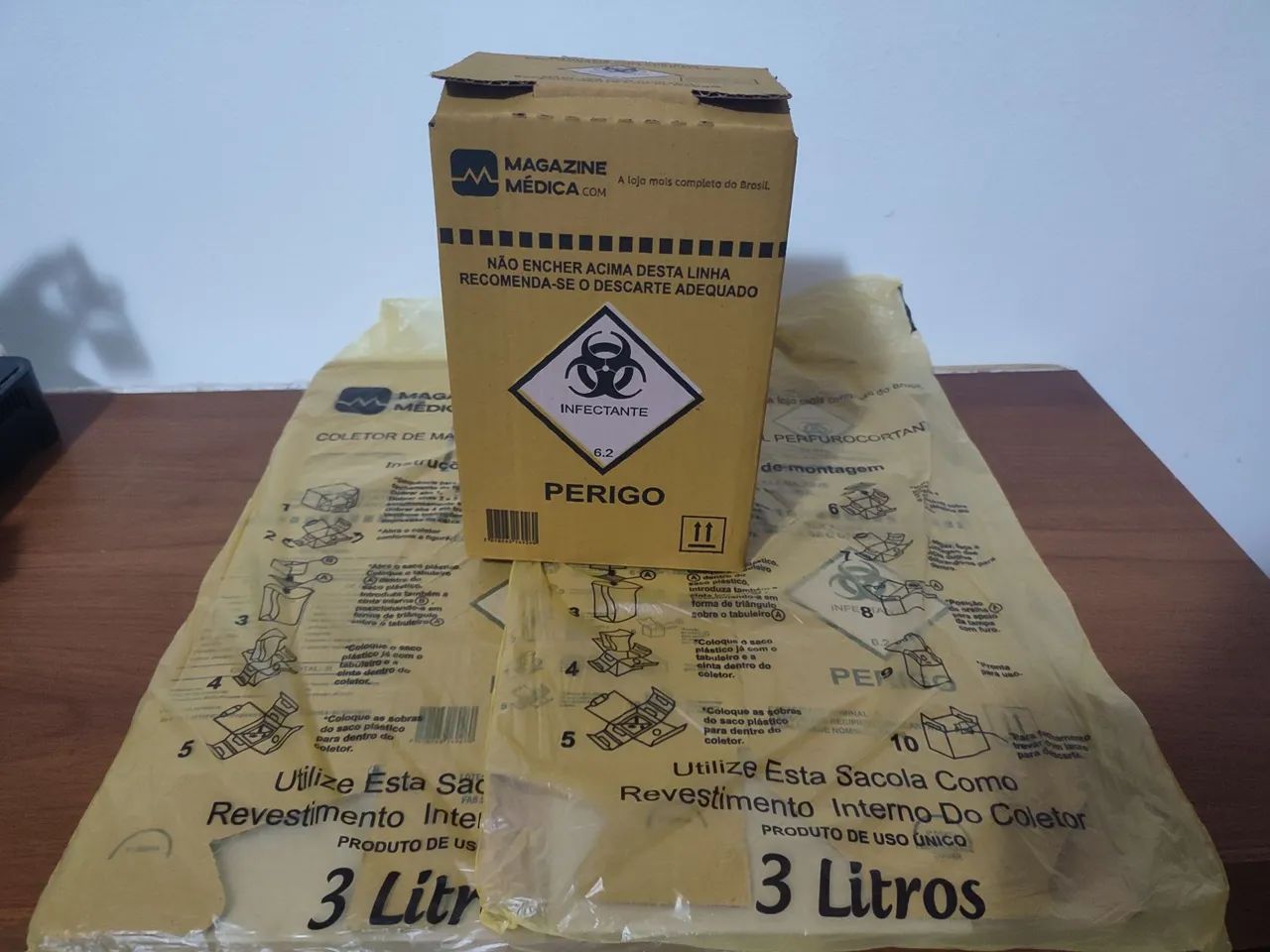  Kit com 3 Coletores de Resíduos Biológicos de 3 Litros cada.