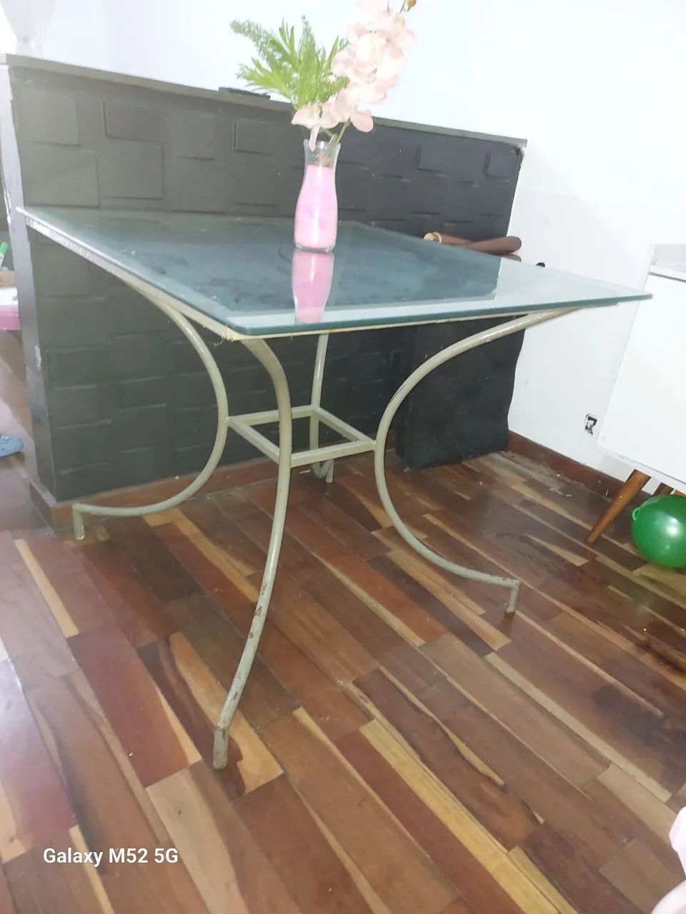 Mesa de vidro com estrutura em ferro