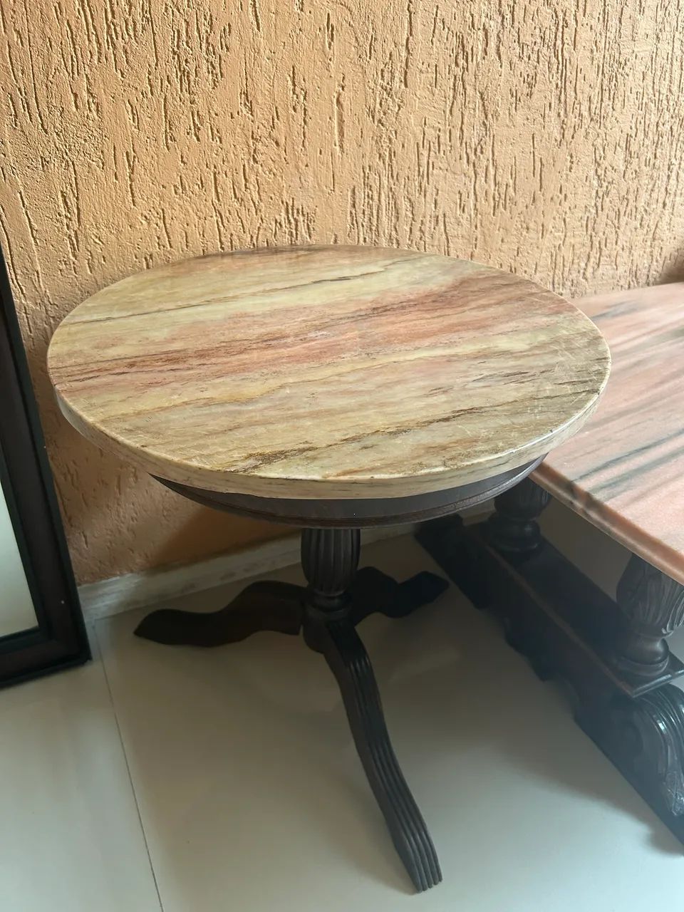 Mesa lateral em jacarandá e mármore 