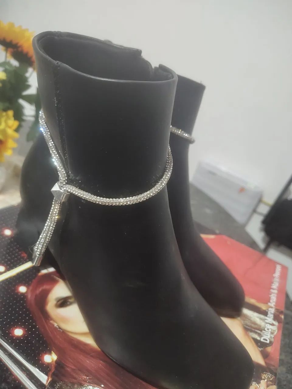 Bota Feminina Preta com Detalhe em Strass - Foto 3