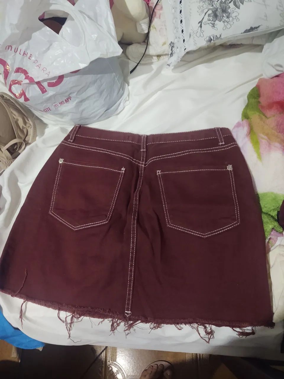 Saia Jeans Bordô com Detalhes em Branco C&A - Foto 2