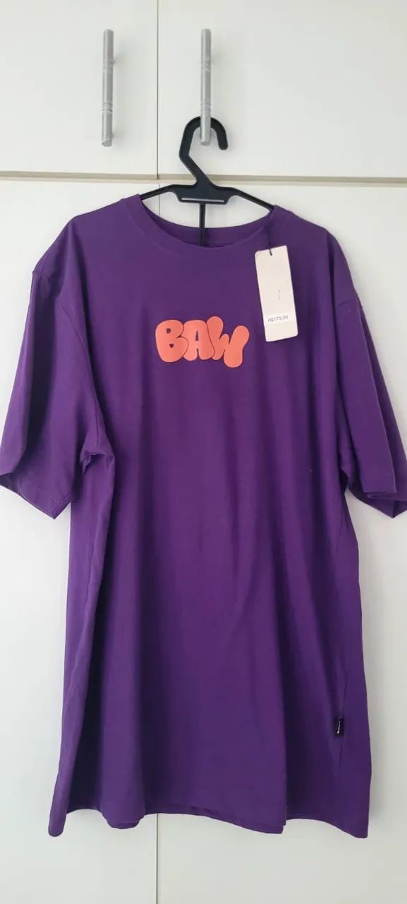 Camisa de skatista marca BAW na cor roxa com ilustraçao frente/verso com etiqueta da loja