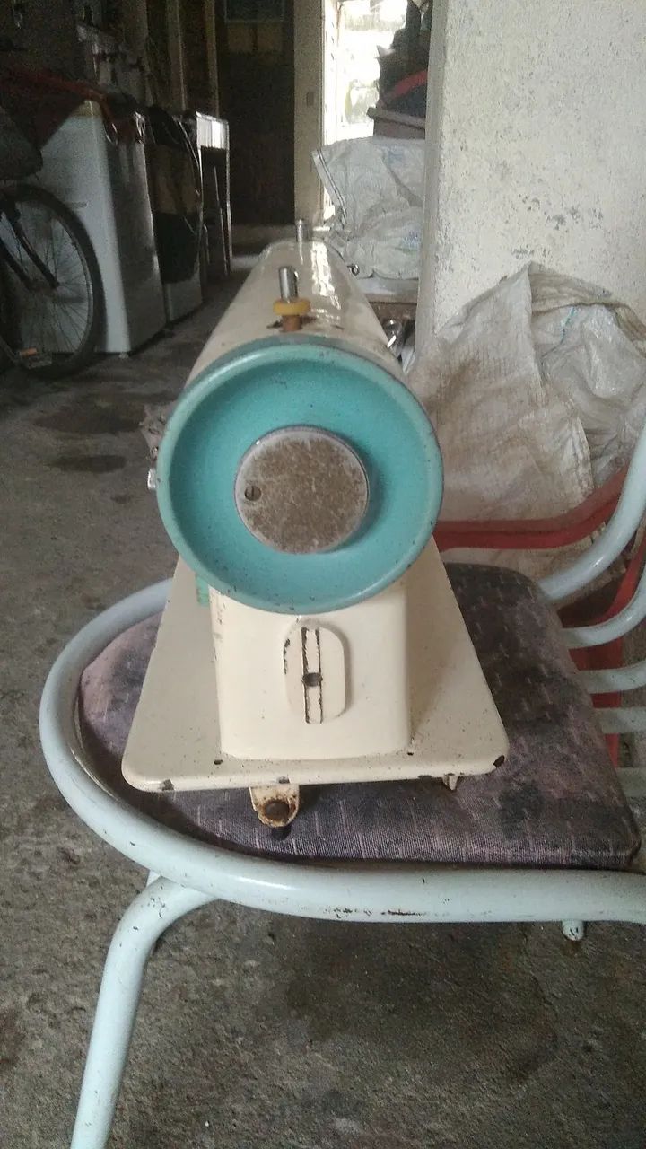 Vendo 2 máquinas de Costura 1 Elgin  e 1 Singer