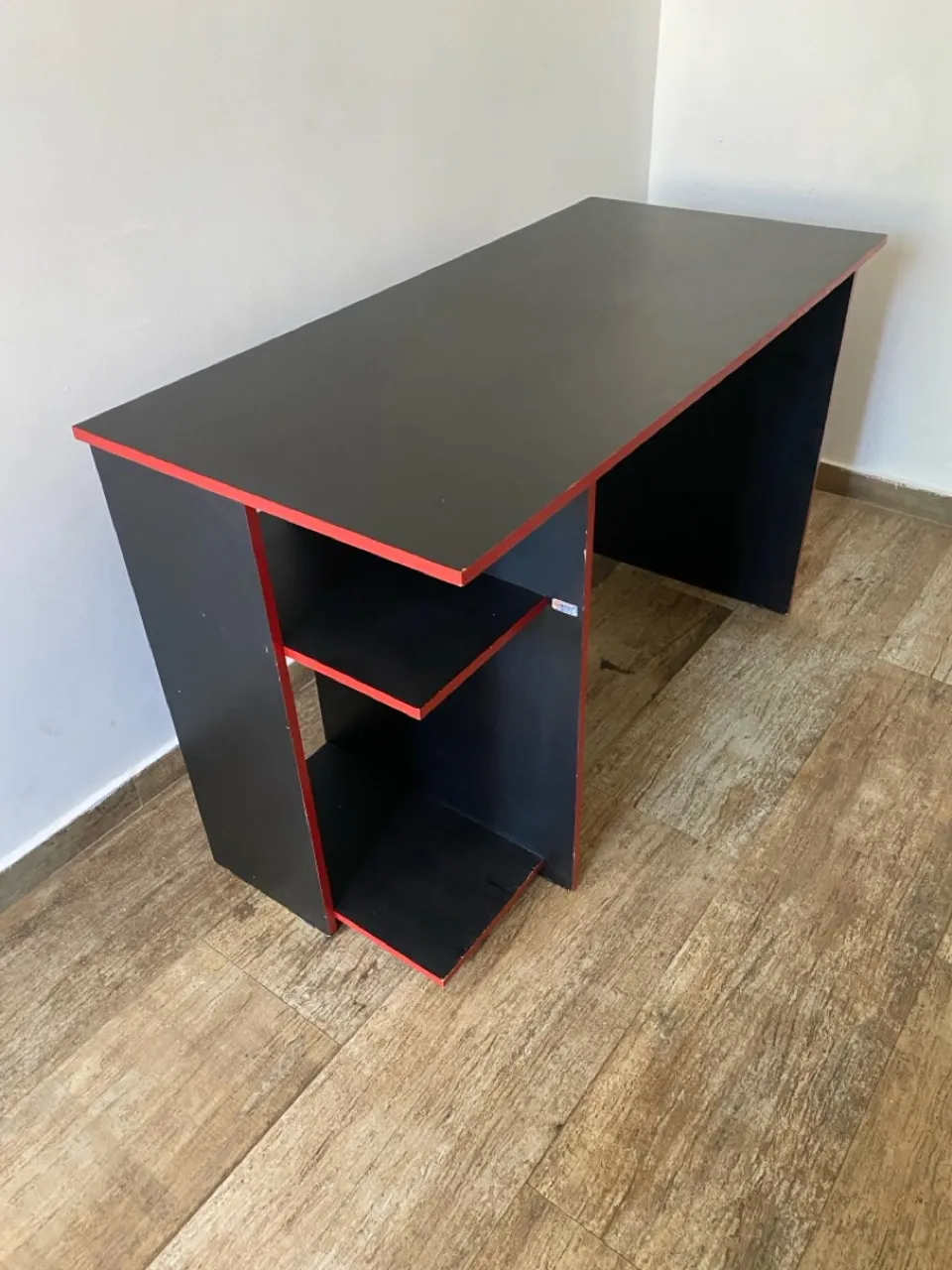 Mesa de Escritório Gamer Preta com Detalhes Vermelhos