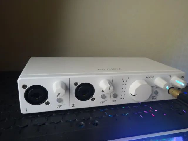 interface de audio arturia minifuse 2 ( 2 canais XLR pra sair logo !! ) mini fuse scarlett