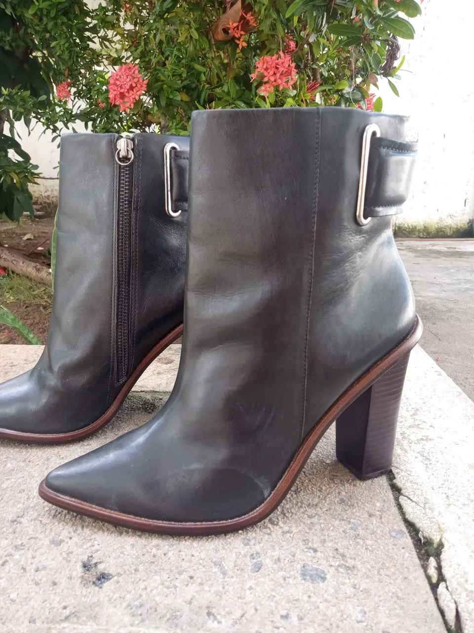 Botas de couro pretas com salto bloco