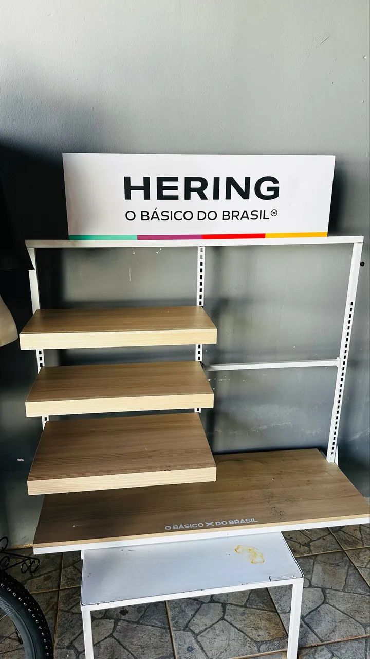 Expositor roupas dobradas