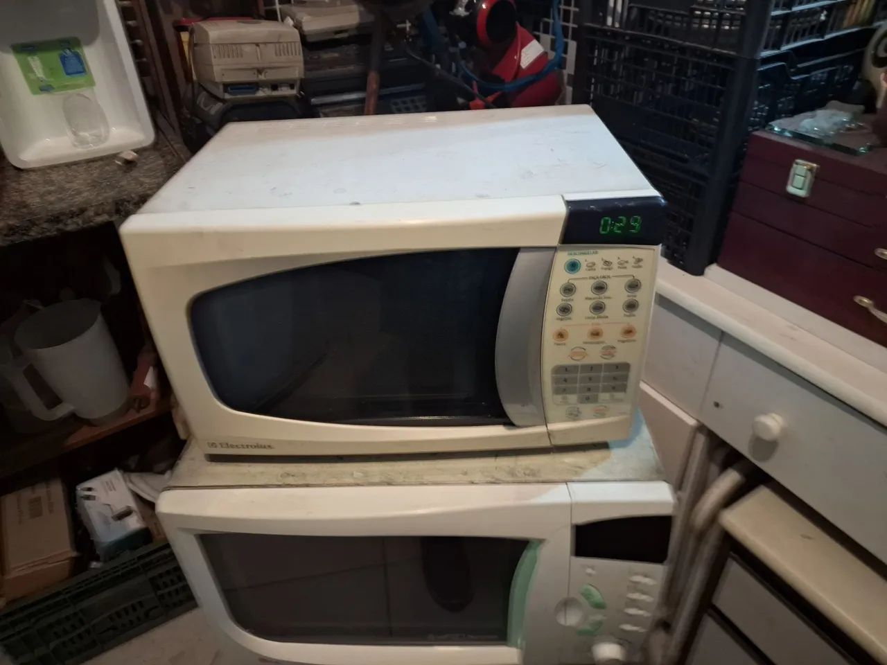 Micro-ondas Electrolux e outro