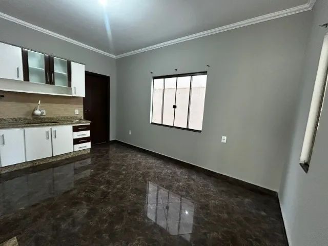 Casa Grande, com suíte e mais dois quartos, bem localizada - Foto 2