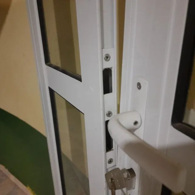 Porta de aluminio c/ vidro pintura eletrostática - Foto 6