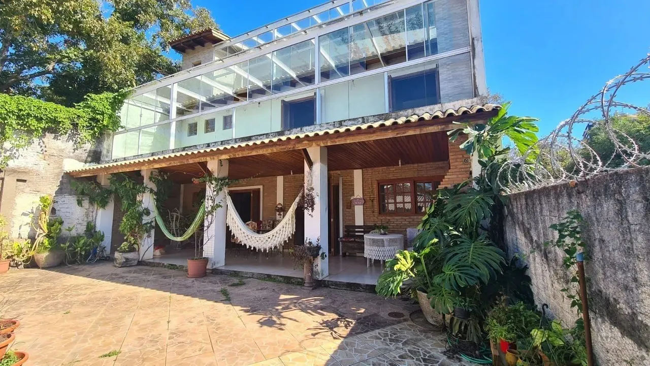 Casa com 4 dormitórios, 2 vagas e 300m² á venda