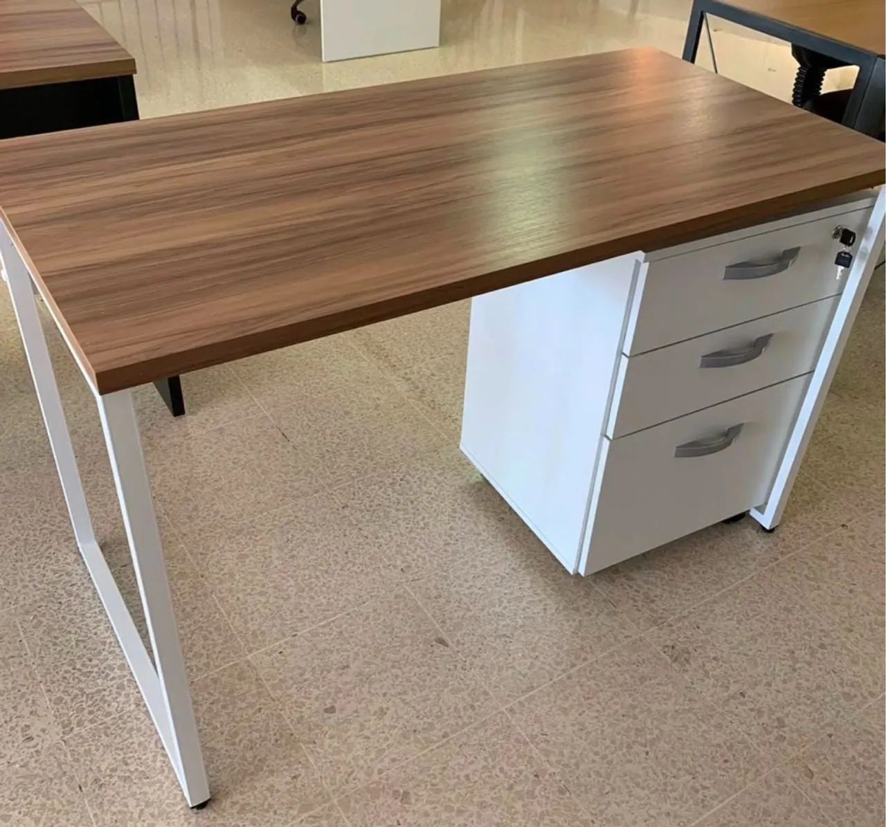 Mesa de escritório com Gaveteiro Industrial Sevilha/Branco com gaveteiro
