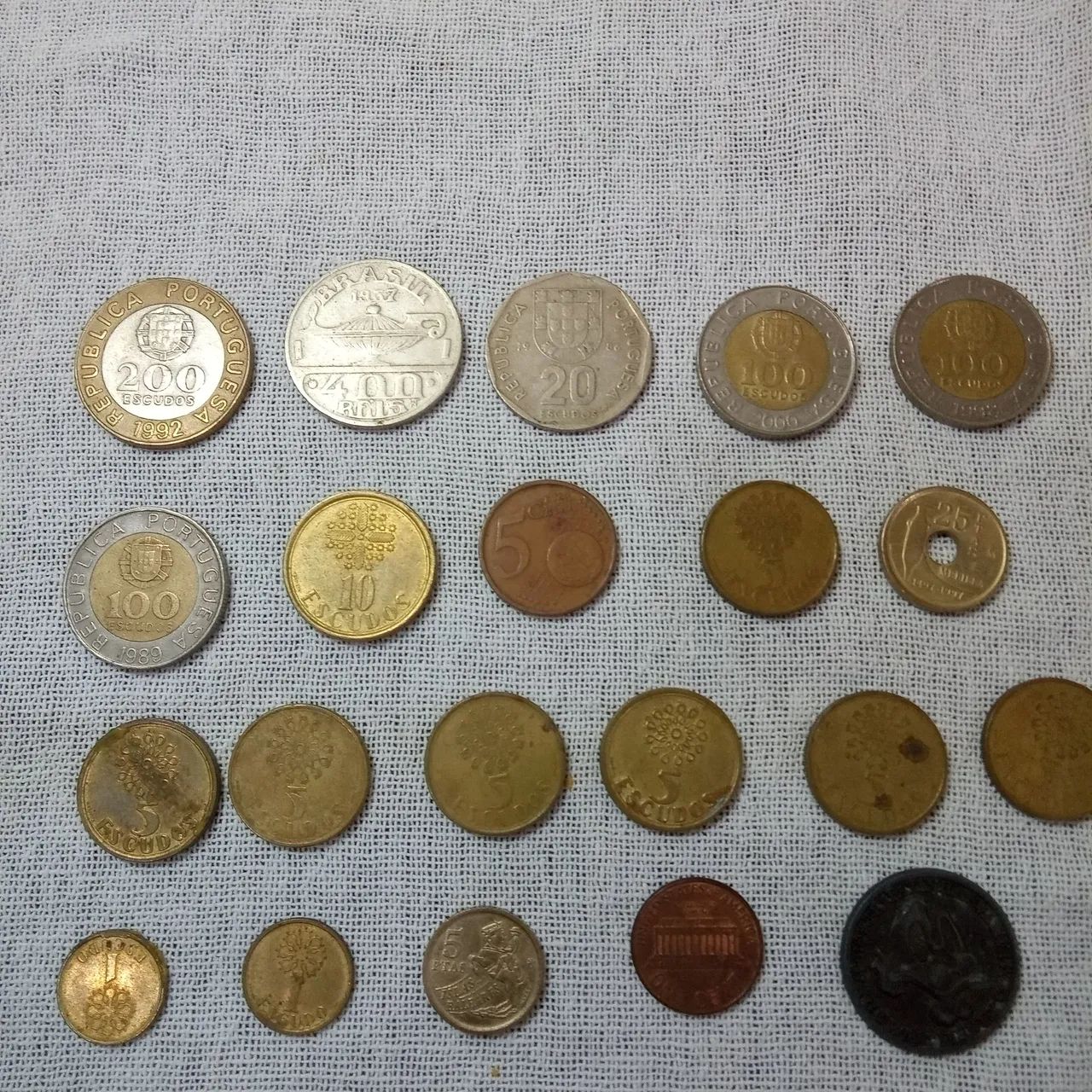 Diversas moedas, nacionais e portuguesa. - Foto 3