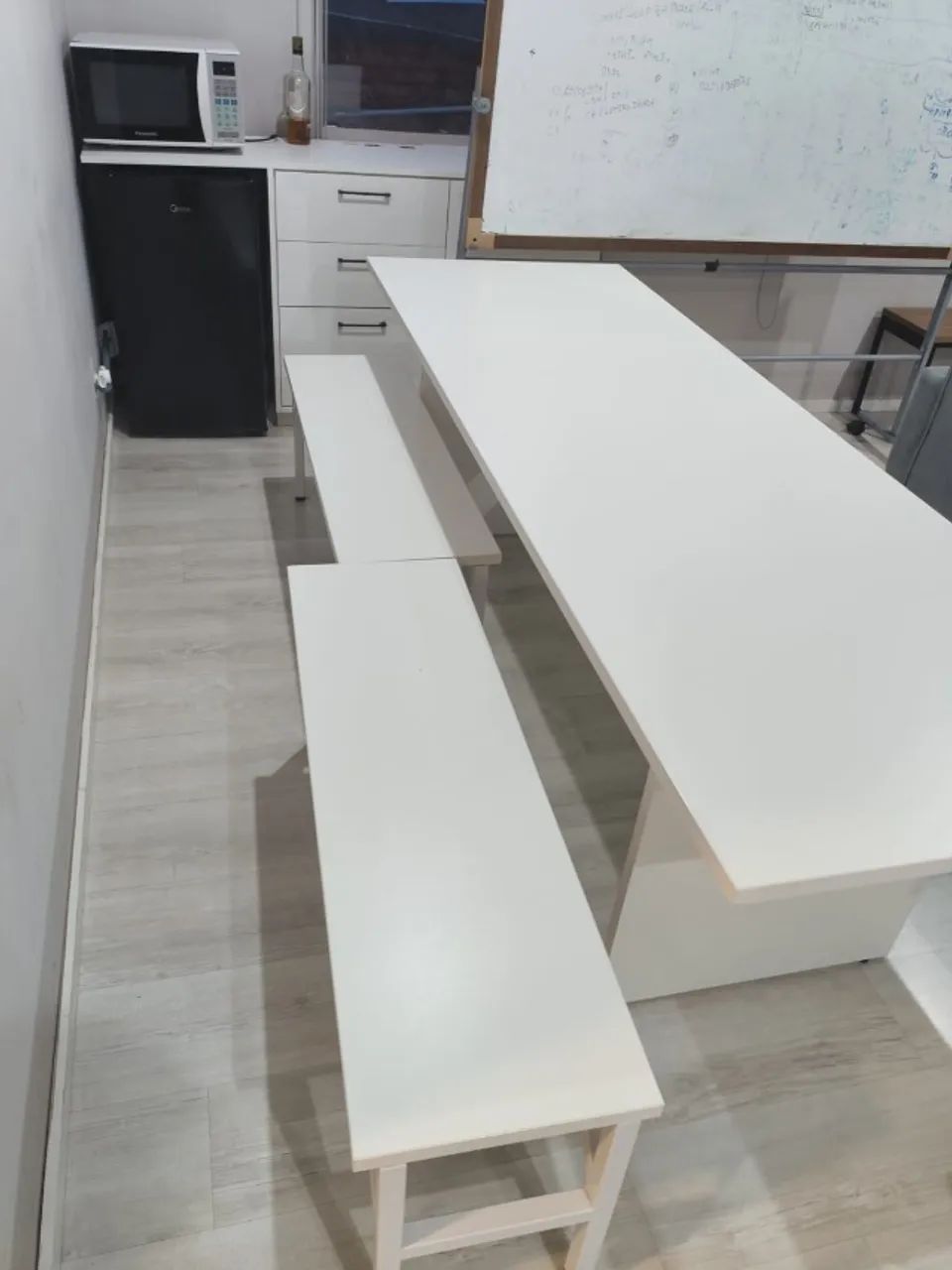 Mesa Grande para Refeitório / Copa + 4 Bancos - Acomoda 8 a 10 pessoas - Foto 2