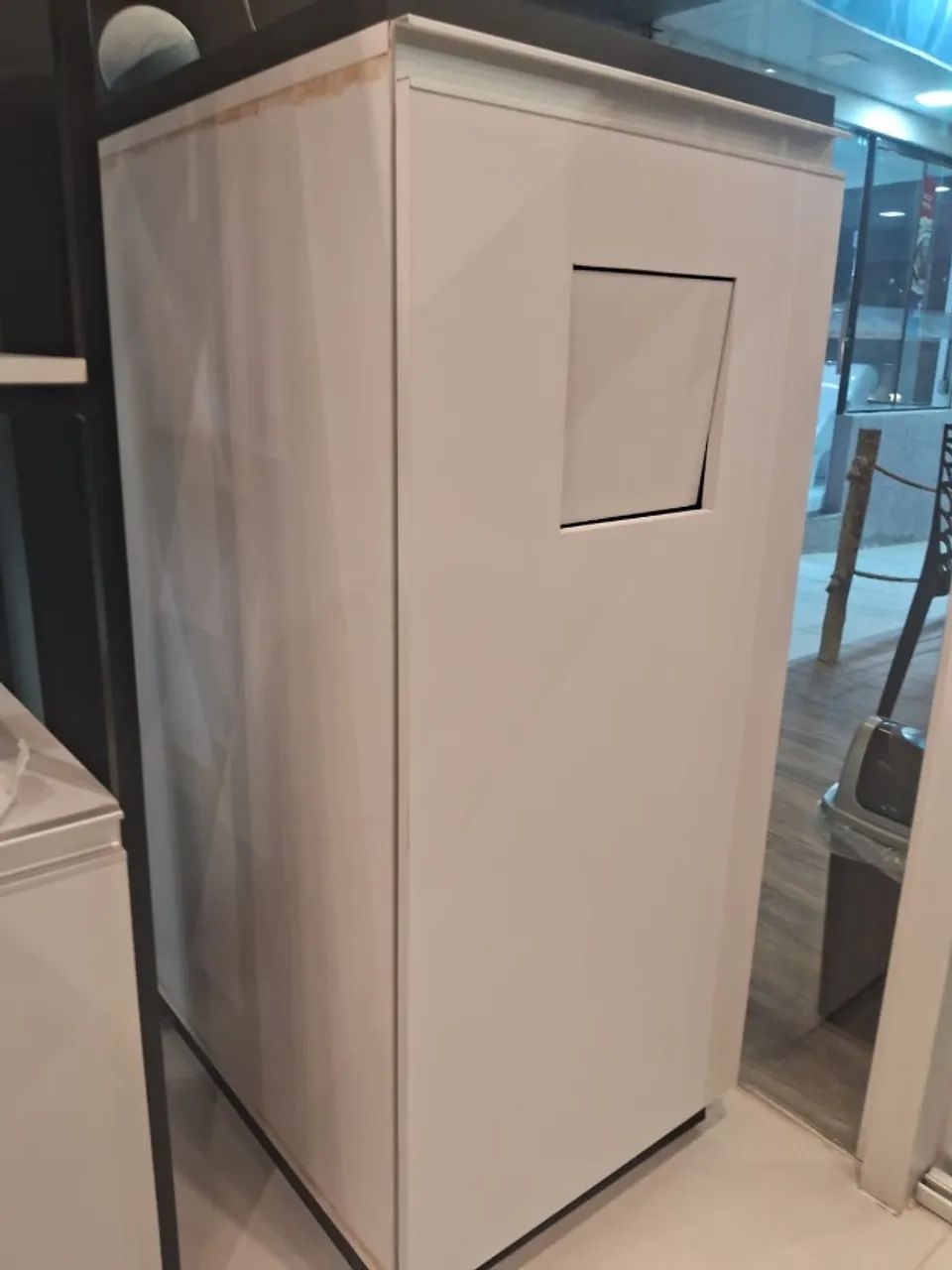 Lixeira em MDF com Tampa Automática e Porta Frontal Organizadora - Foto 4