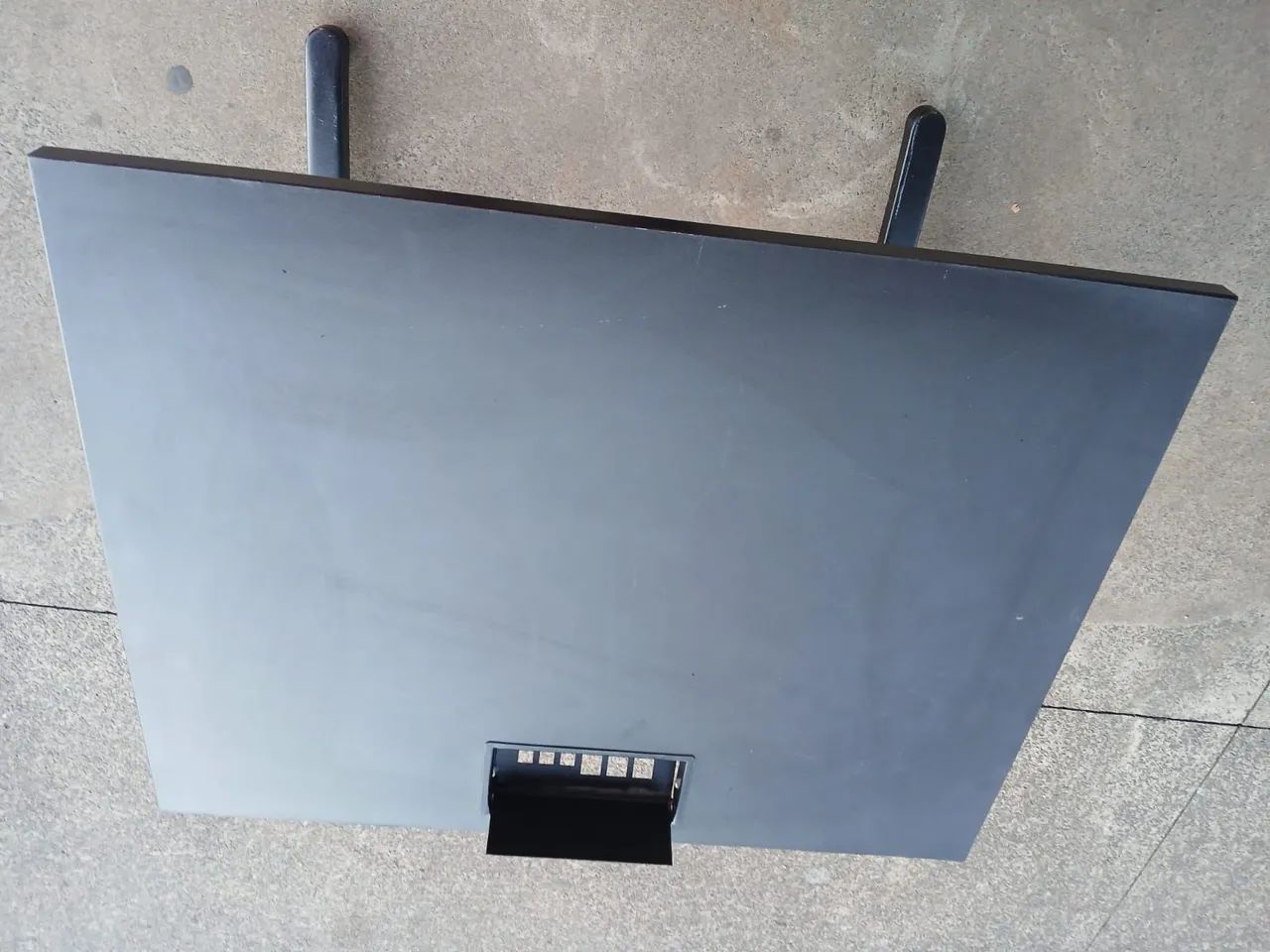 Mesa para escritório em MDF com base de ferro , possui passagem para cabos semi-nova  - Foto 3