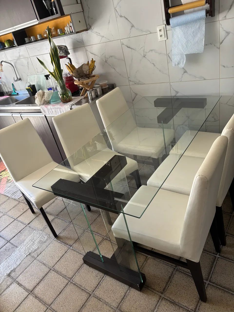 Mesa de jantar com seis cadeiras 