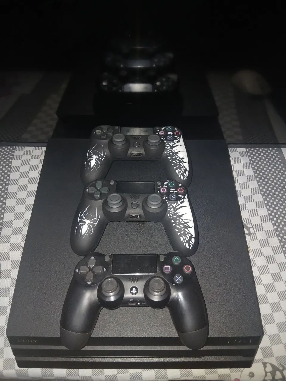 PS4 PRO COM 1 TB, E 3 CONTROLES SENDO 1 ORIGINAL.. - Foto 2