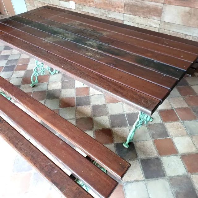 Mesa madeira maciça com pé de ferro e 2 bancos