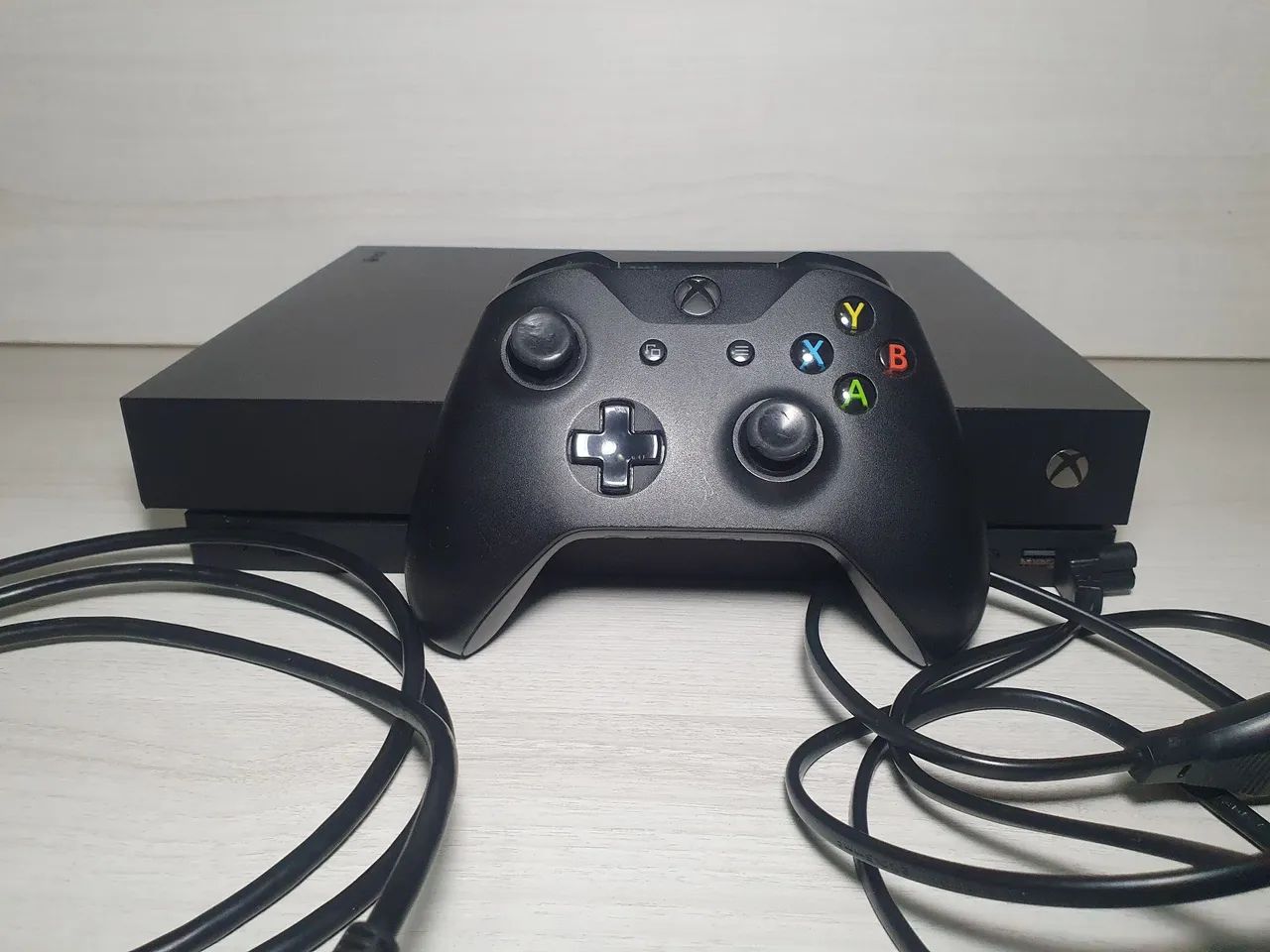 Xbox one X com controle e cabos - Foto 2