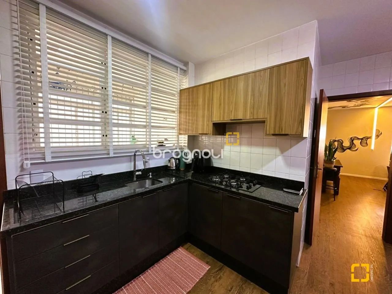 Amplo apartamento à venda em Coqueiros, com 3 dormitórios, suíte, dependência de empregada - Foto 4