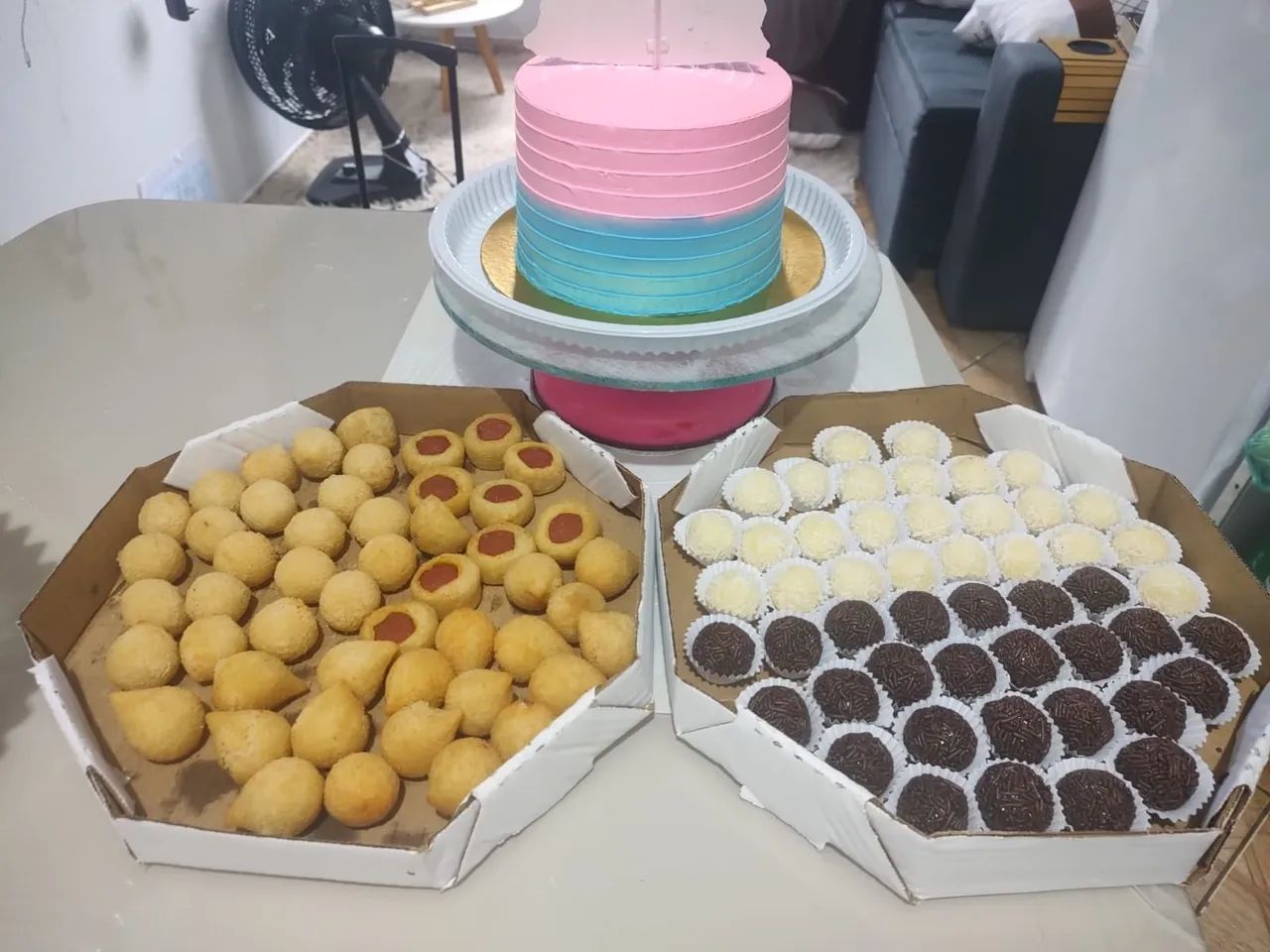 Bolos e kits com doces e salgados