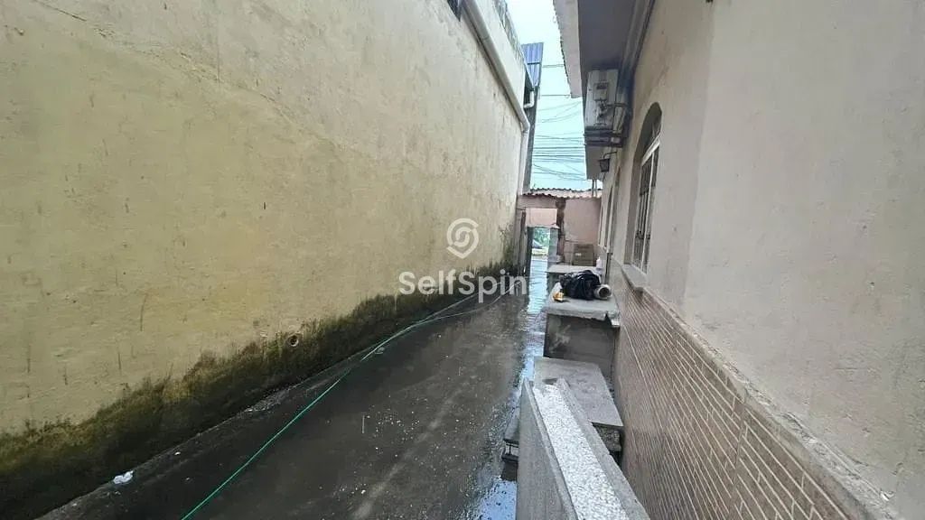 Galpão pequeno com banheiro e salas