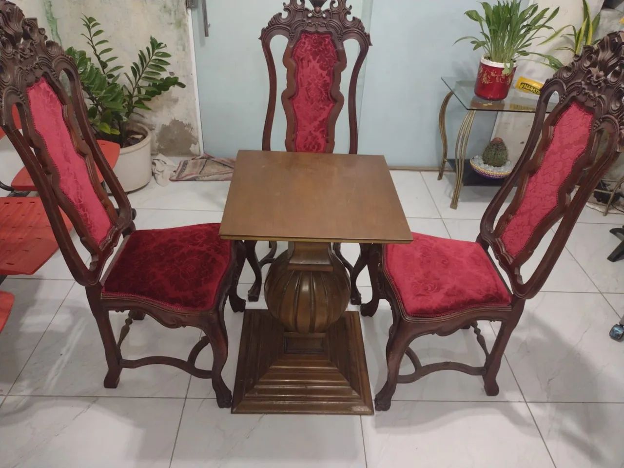 Mesa 4 cadeiras de Madeira tampo de Vidro Luiz XV - Foto 2