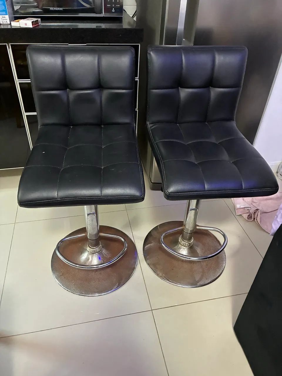 Banquetas giratórias (R$ 95 cada uma)