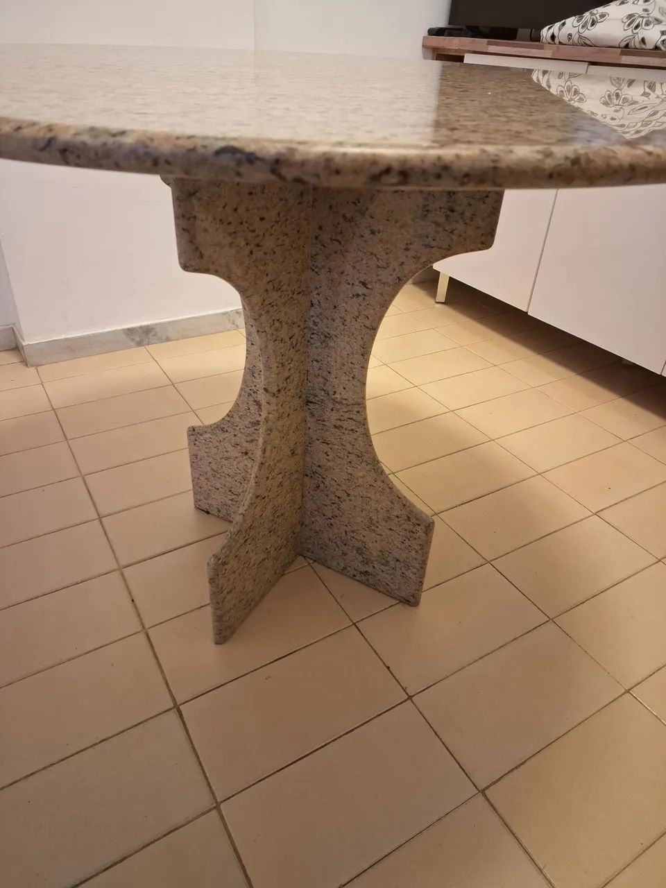 Mesa redonda com tampo e pé de granito  - Foto 2