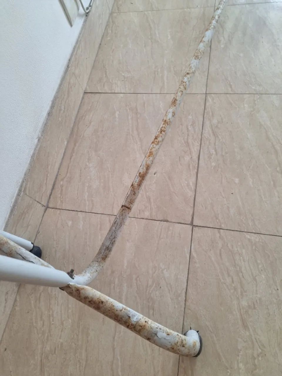 Arara de roupas regulável com rodinhas  - Foto 2