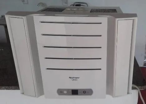 VENDO UM AR-CONDICIONADO DE CAIXA DE 10 MIL BTWUS SEMI NOVO COM CONTROLE  - Foto 2