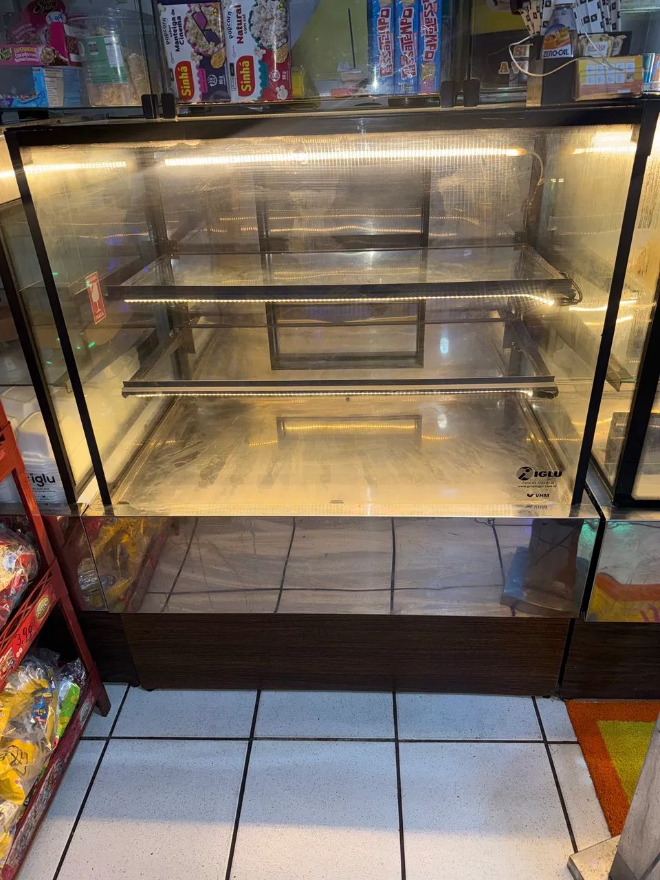VITRINE /BALCAO IGLU COM ILUMINAÇÃO NAS 3 prateleiras  - Foto 2
