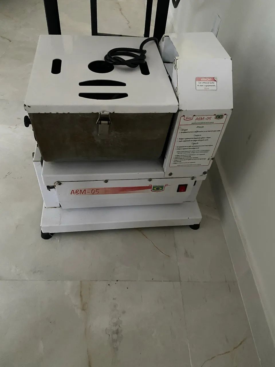ela é uma Amassadeira Basculante Maná 05 kg. - Foto 4