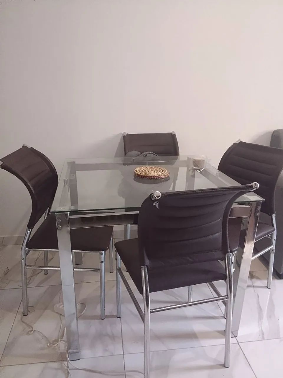 Mesa em cromado com 4 cadeiras 