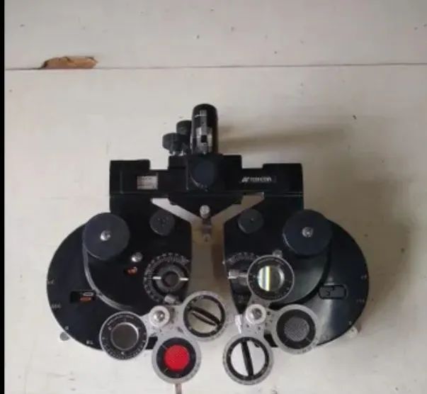 Cadeira oftalmológica xenonio com refrator e base completa  - Foto 4