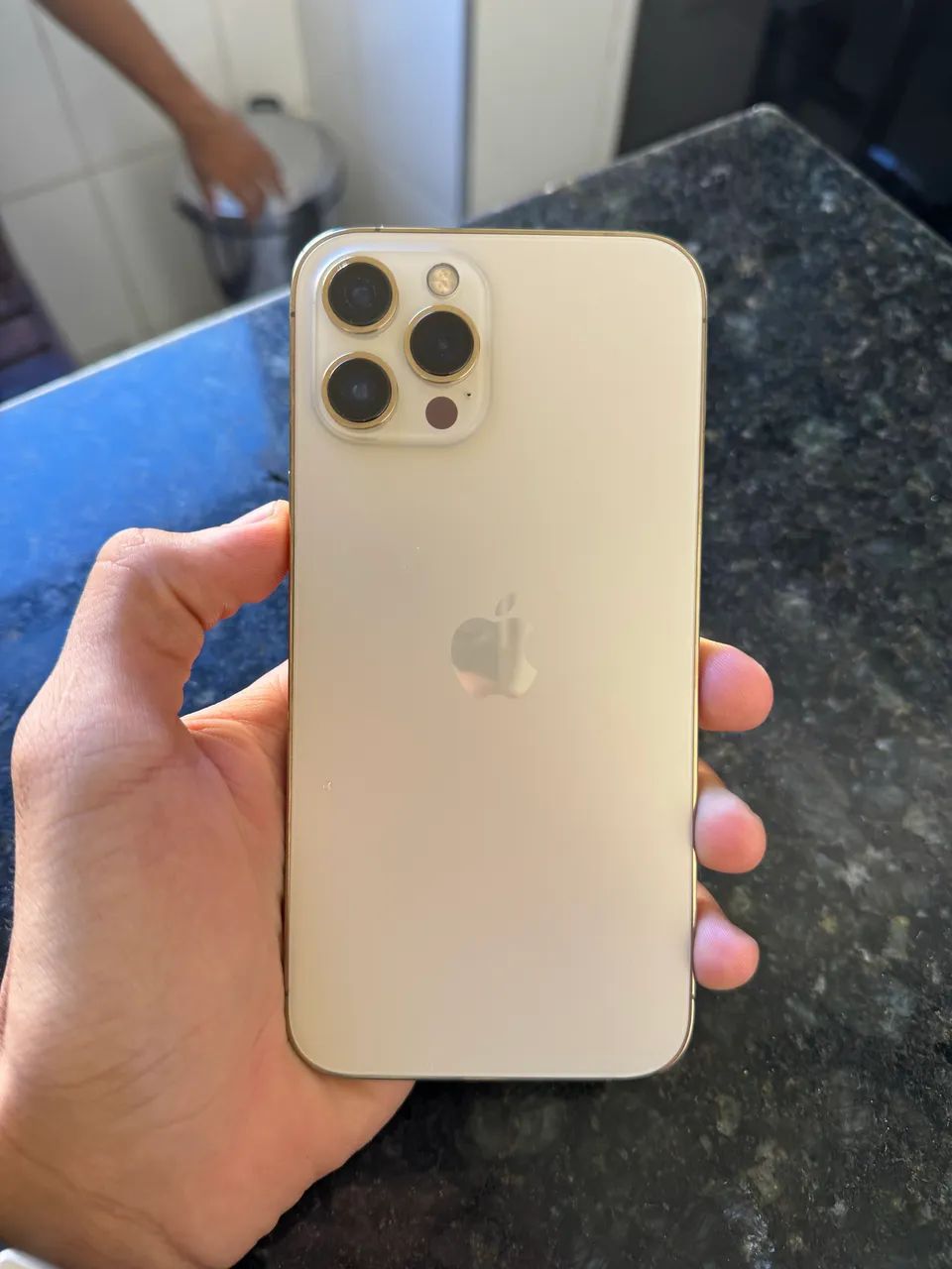 IPhone 12 Pro Max dourado