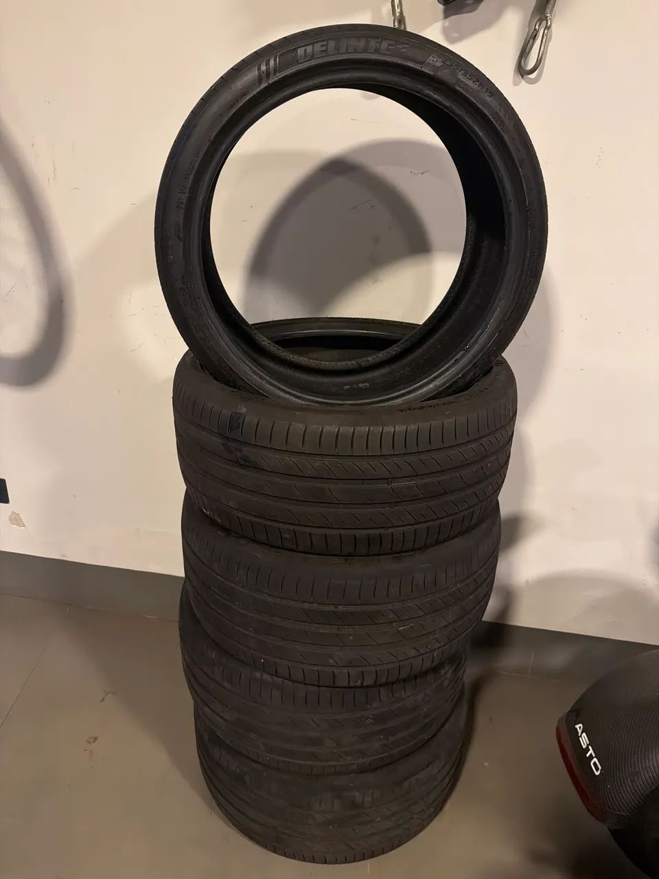Pneu aro 19  Delinte 235/35/19 