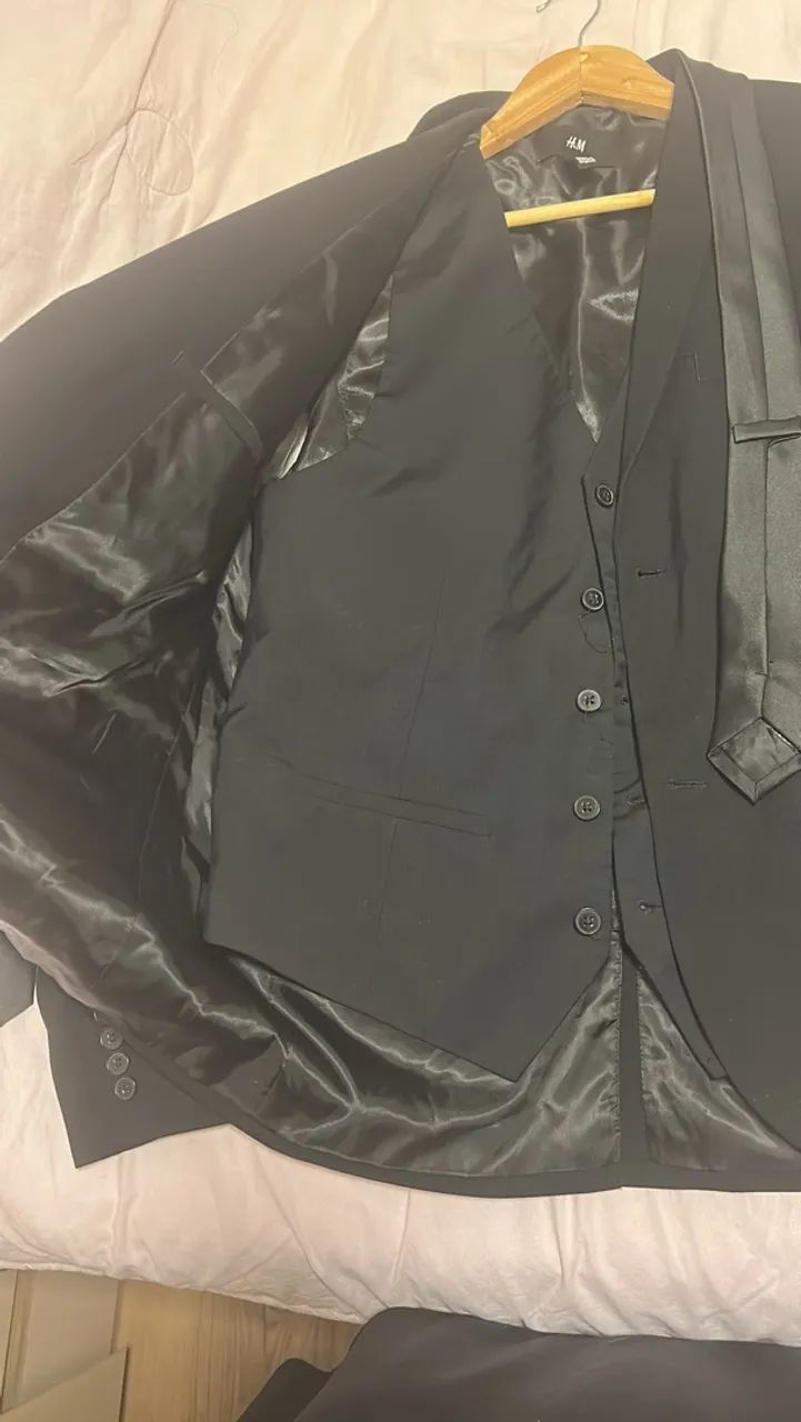 Conjunto de terno, colete e gravata pretos - Foto 2