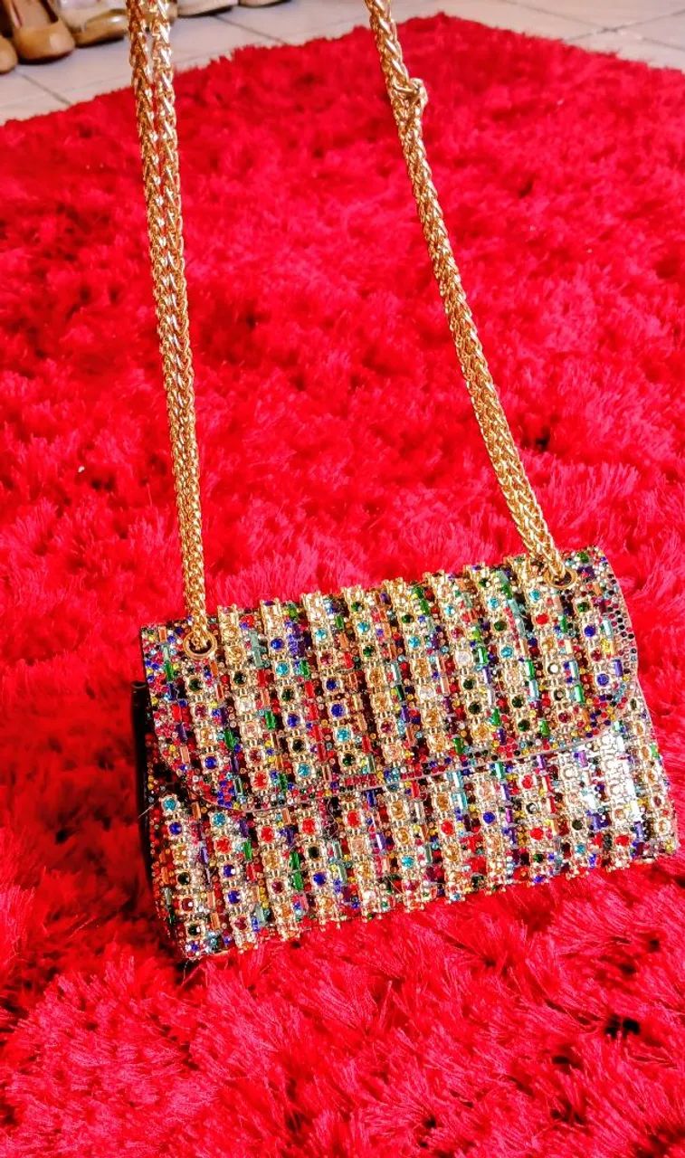 Bolsa Com Pedrarias e Alça Dourada Clube Divas. - Foto 3