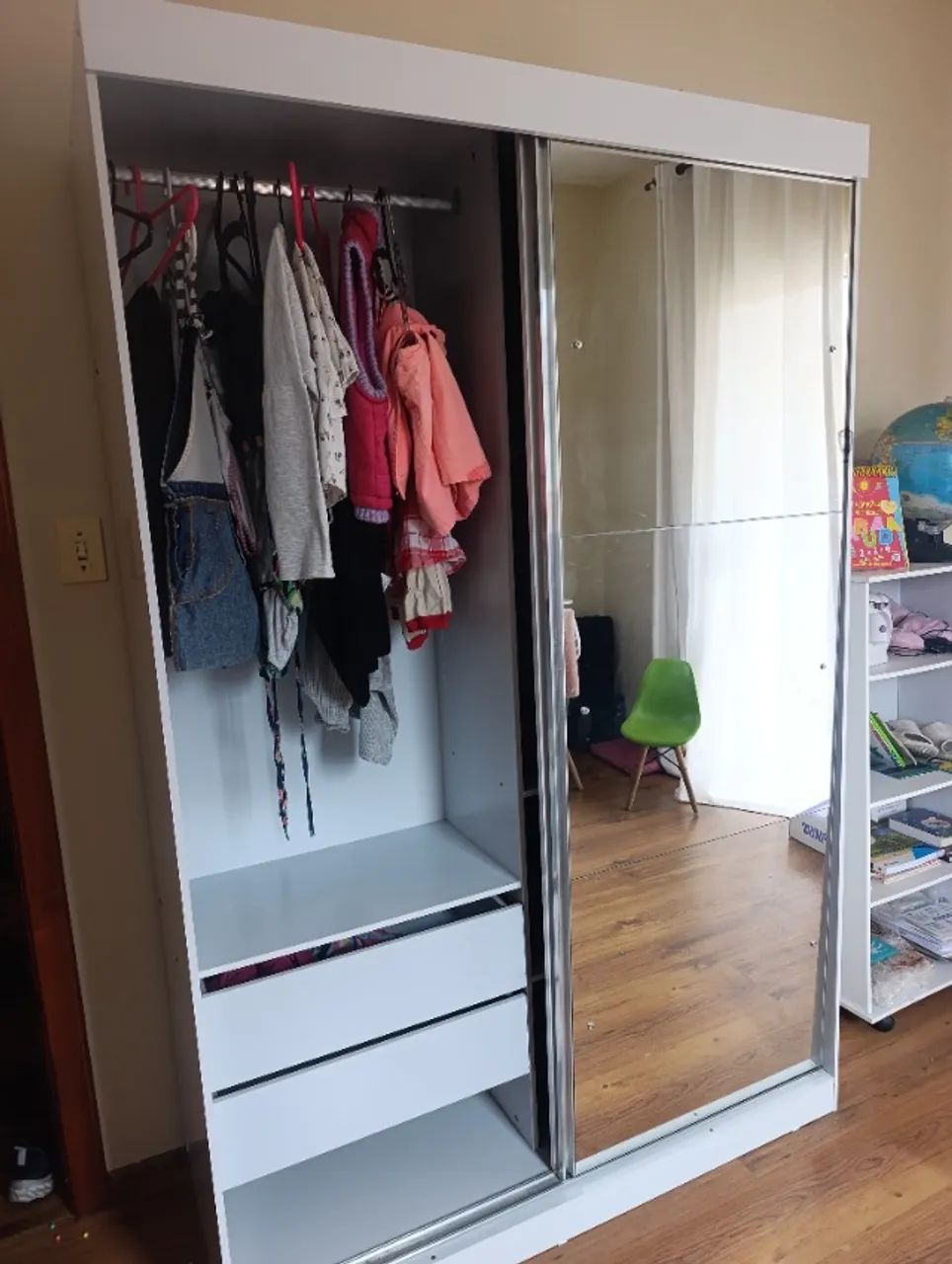 Guarda roupa 2 portas com espelho - Foto 3