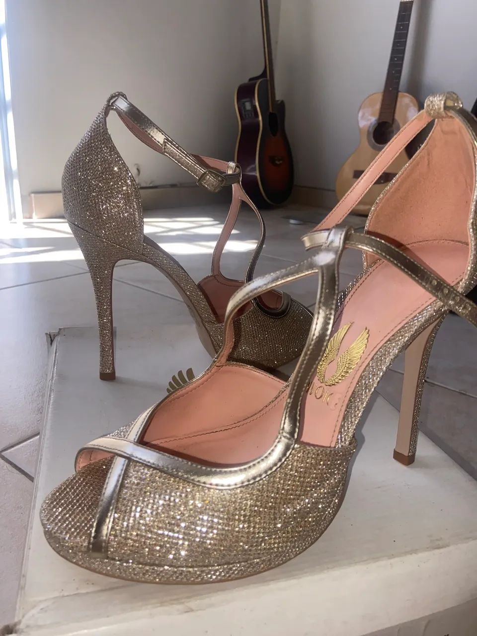 Sandália Invoice dourada com acabamento em glitter - Foto 2