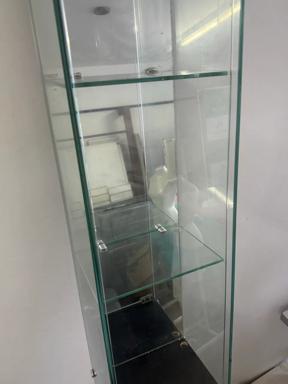 vitrine expositora de vidro, com prateleiras de vidro e porta com fechadura. - Foto 4