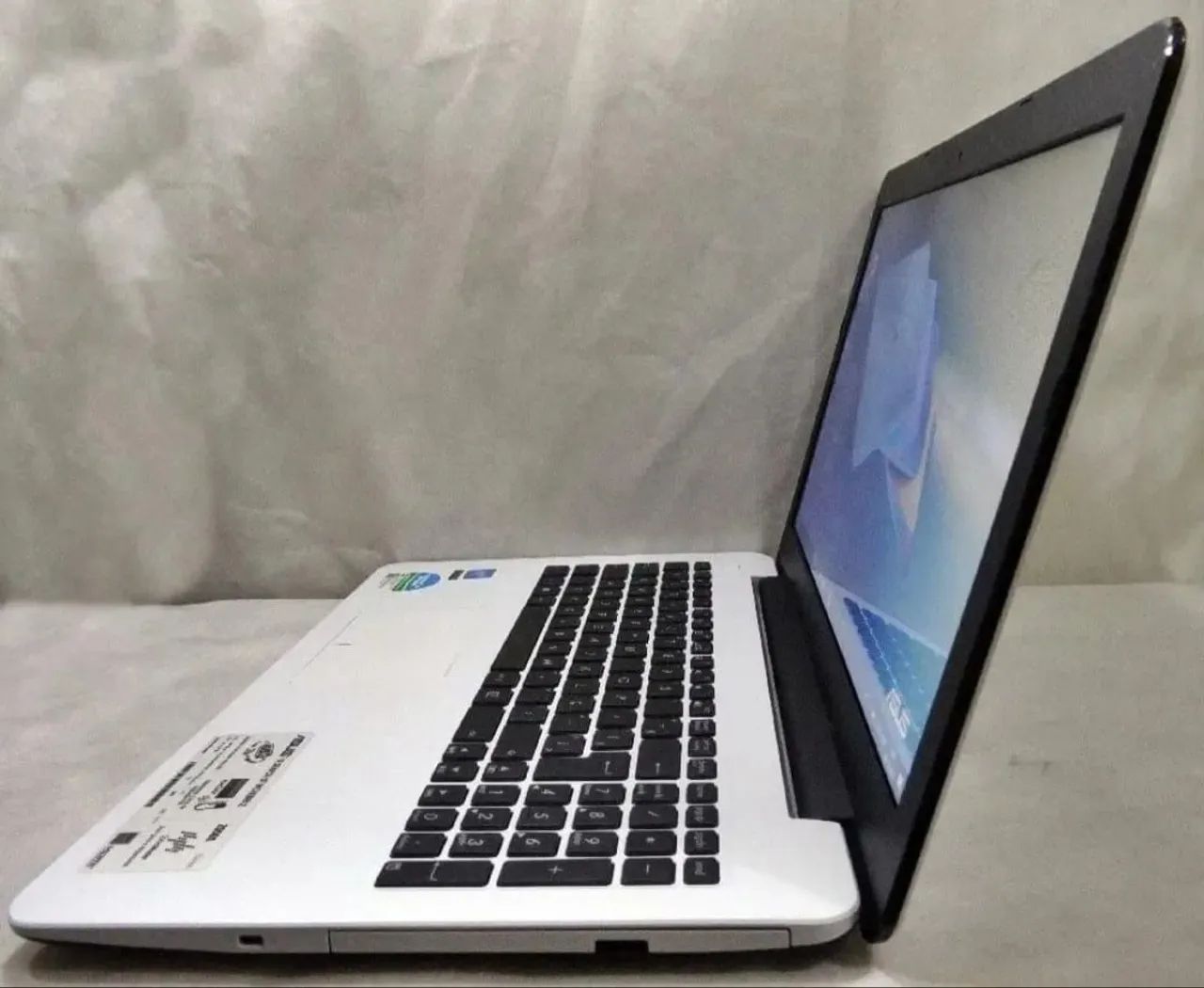 Notebook  ASUS Z550S Tela de 15.6 polegadas, 4GB de RAM, 500GB de HD. - Foto 4