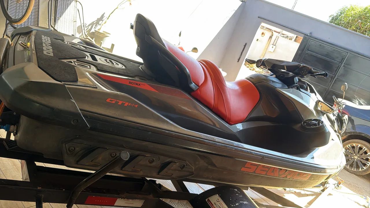 Vende se este jetski com 90 hrs